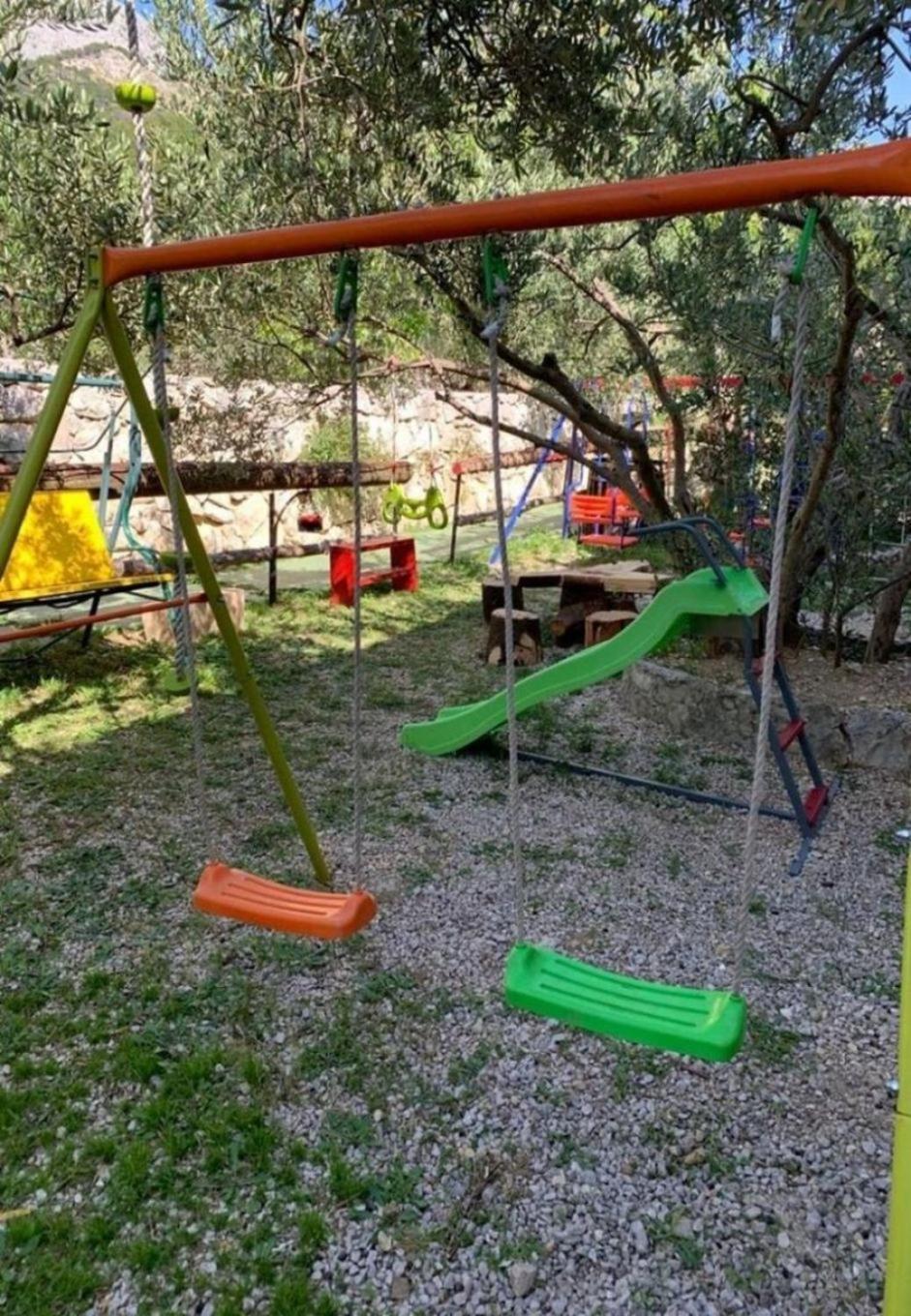 Apartments Antisa - With Playground Tučepi Eksteriør billede